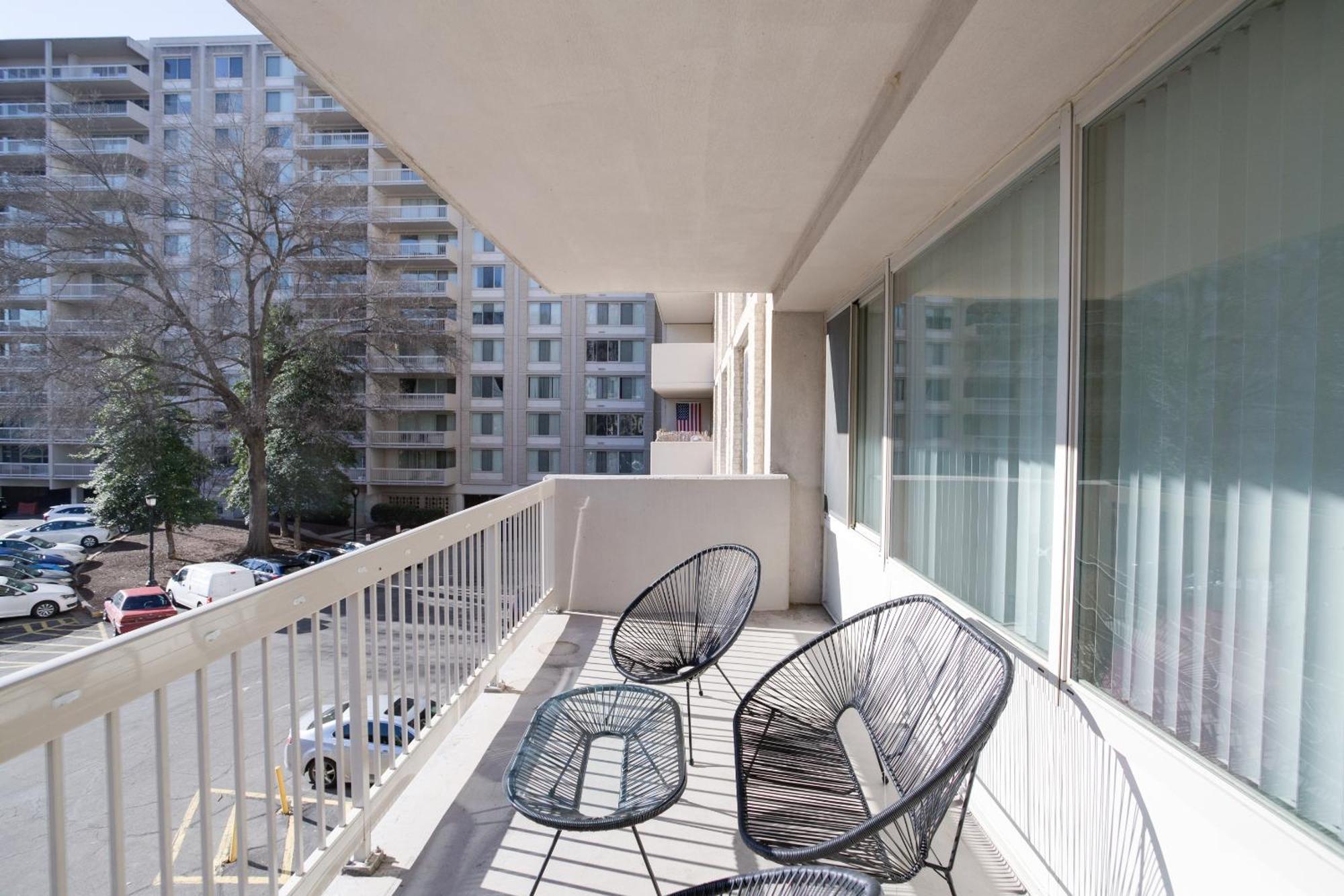 Spacious 2 Bedrooms Apt @Crystal City With Gym アーリントン エクステリア 写真
